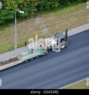 Une pelle tire dans une remorque de camion pour le transport vers un autre emplacement - Moscou, Russie, 24 août 2020 Banque D'Images