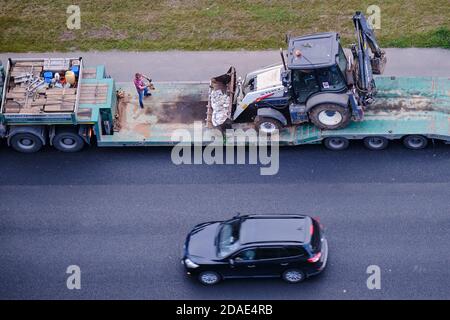 Chargement d'un tracteur sur une plate-forme de camion pour le transport de machines agricoles - Moscou, Russie, 24 août 2020 Banque D'Images