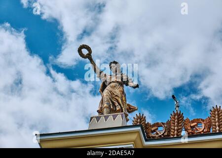 Statue d'une femme ukrainienne avec couronne au pavillon n° 58 « Agriculture ». Exposition VDNH, Moscou, Russie 05 24 2019 Banque D'Images