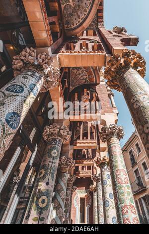 Barcelone, Espagne - 24 février 2020: Mosaïques complexes carreaux cermiques colonnes sur balcon Catalonia Music Hall Banque D'Images