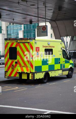 Ambulance stationnaire à l'extérieur de la gare routière de Vauxhall - Londres Royaume-Uni Banque D'Images