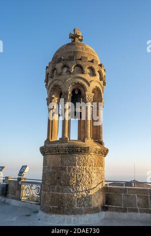 Clocher du temple d'Expiatori del Sagrat Cor in Coucher de soleil sur le Mont Tibidabo à Barcelone Espagne Banque D'Images