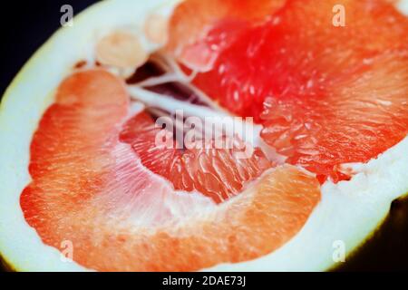 La moitié de délicieux jus de pomelo d'orange frais est grande Banque D'Images