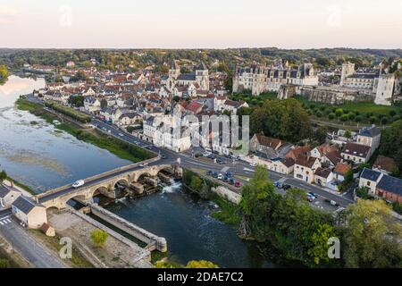 Vue aérienne de Saint-aignan-sur-cher, du vieux castel et du cher, dans le loir-et-cher Banque D'Images