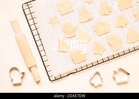 Cuisson de biscuits de pain d'épice de noël sur fond de bois. Banque D'Images