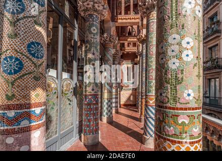 Barcelone, Espagne - 24 février 2020: Mosaïques complexes carreaux cermiques colonnes sur balcon Catalonia Music Hall Banque D'Images