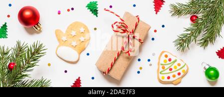 Bannière avec biscuits de pain d'épice de noël et décorations sur fond blanc. Banque D'Images