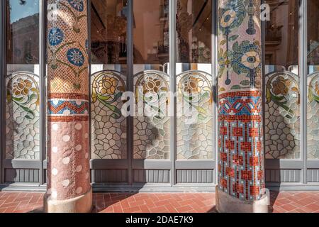 Barcelone, Espagne - 24 février 2020: Mosaïques complexes carreaux cermiques colonnes sur balcon Catalonia Music Hall Banque D'Images