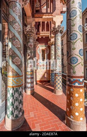 Barcelone, Espagne - 24 février 2020: Mosaïques complexes carreaux cermiques colonnes sur balcon Catalonia Music Hall Banque D'Images