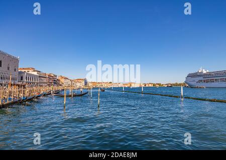 Venise, Italie - 09.11.19 : télécabine et immense bateau de croisière dans le canal de Giudecca. Beaucoup de gens affirment que l'impact environnemental des grands navires de croisière Banque D'Images