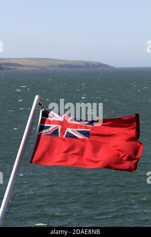 Vue sur Ayrshire depuis Stena Caledonian Irish Ferry dans le Loch Ryan en naviguant de Stranraer à Belfast. Red ensign volant à l'arrière du navire avec la côte d'Ayrshire à l'horizon Banque D'Images