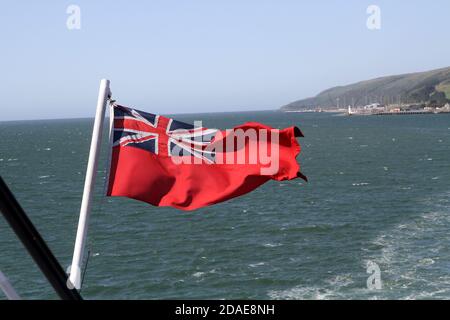 Vue sur Ayrshire depuis Stena Caledonian Irish Ferry dans le Loch Ryan en naviguant de Stranraer à Belfast. Red ensign volant à l'arrière du navire avec la côte d'Ayrshire à l'horizon Banque D'Images