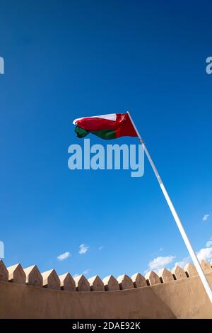 Drapeau sur le toit du fort en Oman. Espace de copie bleu ciel. Banque D'Images