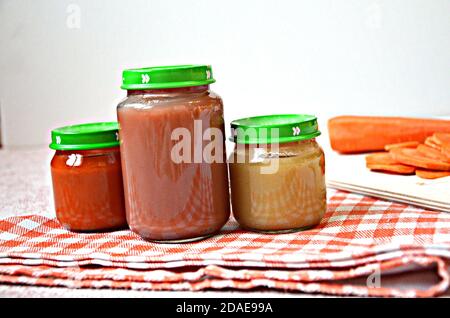 nourriture pour bébé, bébé écrasé dans un pot en verre, carottes en tranches Banque D'Images