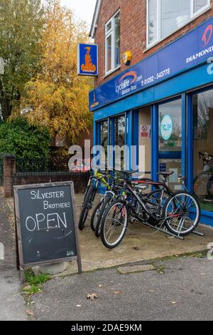 Cycle shop, une entreprise essentielle, toujours ouvert pendant le deuxième confinement en Angleterre novembre 2020 en raison de la pandémie de coronavirus covid-19, au Royaume-Uni Banque D'Images