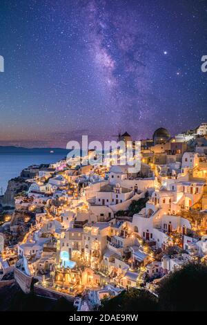 Paysage de nuit longue exposition. Santorini romantique, ville d'Oia à la galaxie de la voie lactée, photo composite. Paysage magnifique et vue pittoresque Banque D'Images