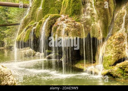 La magnifique cascade unique de Bigar pleine de mousse verte, Bozovici, Caras-Severin, Roumanie. Banque D'Images