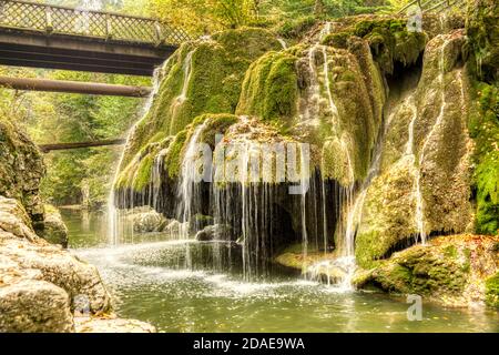 La magnifique cascade unique de Bigar pleine de mousse verte, Bozovici, Caras-Severin, Roumanie. Banque D'Images