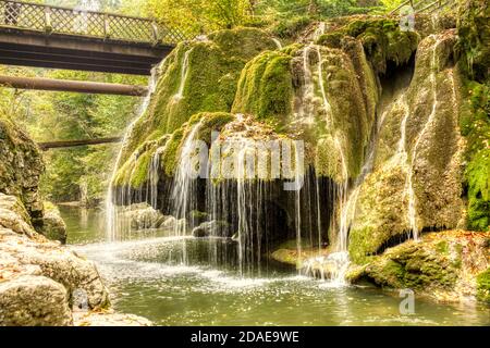 La magnifique cascade unique de Bigar pleine de mousse verte, Bozovici, Caras-Severin, Roumanie. Banque D'Images