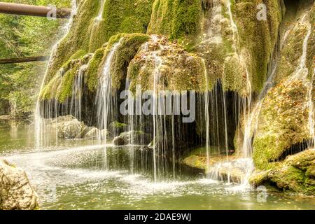 La magnifique cascade unique de Bigar pleine de mousse verte, Bozovici, Caras-Severin, Roumanie. Banque D'Images