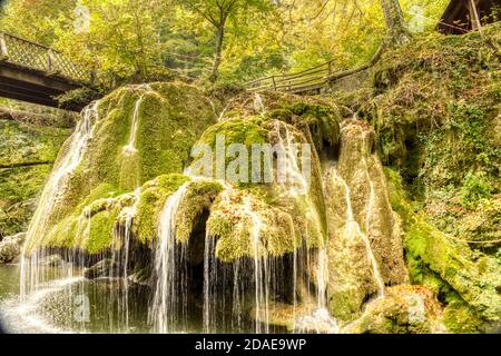 La magnifique cascade unique de Bigar pleine de mousse verte, Bozovici, Caras-Severin, Roumanie. Banque D'Images