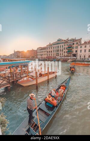 09.21.19 : Grand canal de Venise avec gondoles et pont du Rialto, Italie. Vue incroyable depuis le pont du Rialto, destination de voyage célèbre, vacances romantiques Banque D'Images