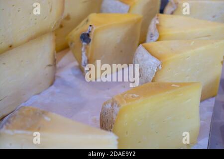 Des coupes ou kashkaval kasseri en vente sur l'étagère Banque D'Images