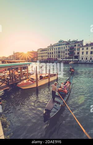 09.21.19 : Grand canal de Venise avec gondoles et pont du Rialto, Italie. Vue incroyable depuis le pont du Rialto, destination de voyage célèbre, vacances romantiques Banque D'Images