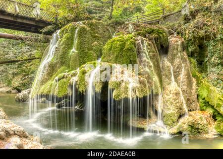 La magnifique cascade unique de Bigar pleine de mousse verte, Bozovici, Caras-Severin, Roumanie. Banque D'Images