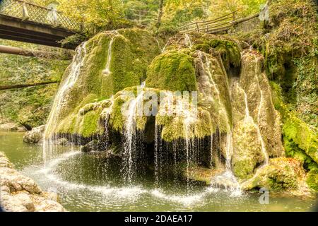 La magnifique cascade unique de Bigar pleine de mousse verte, Bozovici, Caras-Severin, Roumanie. Banque D'Images