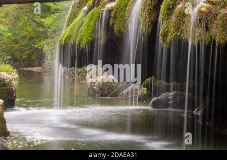 La magnifique cascade unique de Bigar pleine de mousse verte, Bozovici, Caras-Severin, Roumanie. Banque D'Images