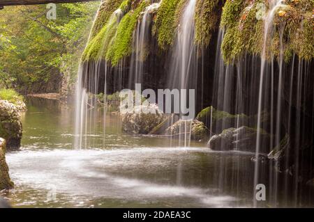 La magnifique cascade unique de Bigar pleine de mousse verte, Bozovici, Caras-Severin, Roumanie. Banque D'Images