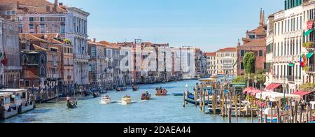 11.09.19: Vue incroyable sur la belle Venise, Italie. De nombreuses gondoles naviguent sur l'un des canaux. Voyage romantique d'été, destination de vacances Banque D'Images