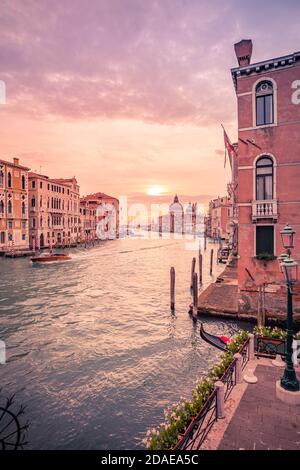 Paysage de voyage d'été incroyable. Coucher de soleil sur le Grand Canal et la basilique Santa Maria della Salute à Venise, Italie. Couleurs relaxantes Banque D'Images