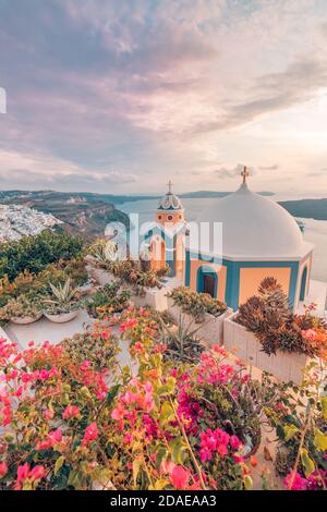 Vue fantastique en soirée sur l'île de Santorini. Pittoresque coucher de soleil de printemps sur la célèbre vue station Fira, Grèce, Europe. Présentation du concept de déplacement. Coucher de soleil Banque D'Images