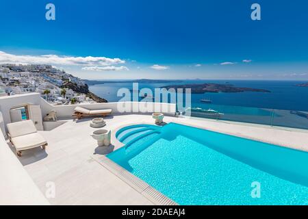 Piscine à débordement vide Santorini avec vue sur la baie de mer sur l'architecture blanche. Voyage de luxe en Europe, vacances d'été. Paysage de vacances incroyable, Grèce Banque D'Images