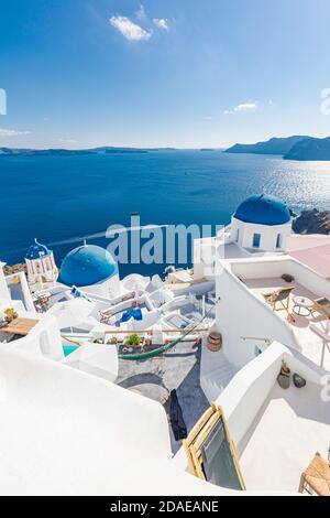 Architecture blanche du village d'Oia sur l'île de Santorini, Grèce. Superbe vue sur la mer, paysage de vacances d'été. Destination de voyage de luxe, célèbre monument Banque D'Images