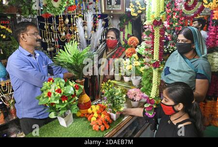 Beawar, Inde. 10 novembre 2020. Les femmes indiennes achètent des fleurs artificielles et des articles de décoration avant le festival de Diwali dans le cadre d'une pandémie de coronavirus à Beawar. Diwali ou Deepavali marque le triomphe du bien sur le mal et le plus grand festival hindou, le plus brillant et le plus important de l'Inde. (Photo de Sumit Saraswat/Pacific Press) crédit: Pacific Press Media production Corp./Alay Live News Banque D'Images