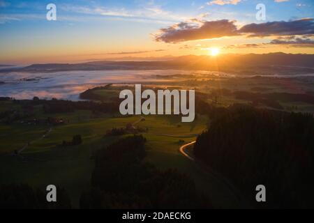 Stoetten am Auerberg, Bavière, Allemagne, novembre 12 2020. Photo aérienne montagne Auerberg (1055m) avec l'église St.Georg et le paysage environnant, avec les Alpes © Peter Schatz / Alamy Live News Banque D'Images