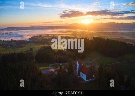Stoetten am Auerberg, Bavière, Allemagne, novembre 12 2020. Photo aérienne montagne Auerberg (1055m) avec l'église St.Georg et le paysage environnant, avec les Alpes © Peter Schatz / Alamy Live News Banque D'Images