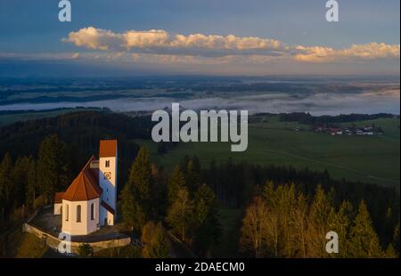 Stoetten am Auerberg, Bavière, Allemagne, novembre 12 2020. Photo aérienne montagne Auerberg (1055m) avec l'église St.Georg et le paysage environnant, avec les Alpes © Peter Schatz / Alamy Live News Banque D'Images