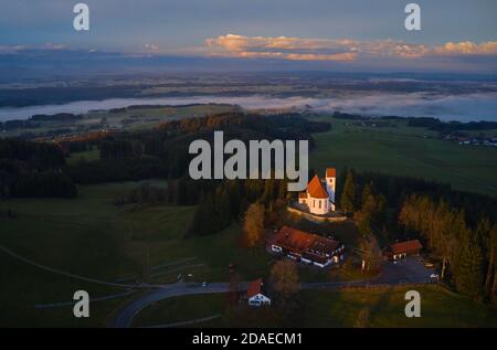 Stoetten am Auerberg, Bavière, Allemagne, novembre 12 2020. Photo aérienne montagne Auerberg (1055m) avec l'église St.Georg et le paysage environnant, avec les Alpes © Peter Schatz / Alamy Live News Banque D'Images