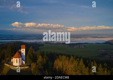 Stoetten am Auerberg, Bavière, Allemagne, novembre 12 2020. Photo aérienne montagne Auerberg (1055m) avec l'église St.Georg et le paysage environnant, avec les Alpes © Peter Schatz / Alamy Live News Banque D'Images