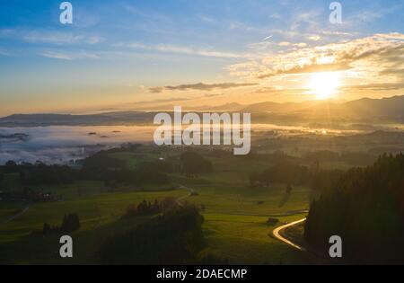 Stoetten am Auerberg, Bavière, Allemagne, novembre 12 2020. Photo aérienne montagne Auerberg (1055m) avec l'église St.Georg et le paysage environnant, avec les Alpes © Peter Schatz / Alamy Live News Banque D'Images