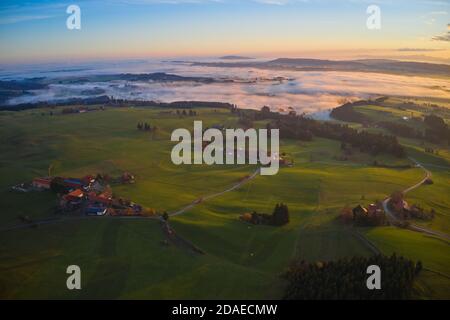 Stoetten am Auerberg, Bavière, Allemagne, novembre 12 2020. Photo aérienne montagne Auerberg (1055m) avec l'église St.Georg et le paysage environnant, avec les Alpes © Peter Schatz / Alamy Live News Banque D'Images