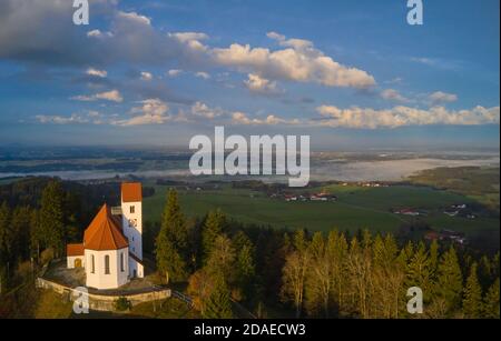 Stoetten am Auerberg, Bavière, Allemagne, novembre 12 2020. Photo aérienne montagne Auerberg (1055m) avec l'église St.Georg et le paysage environnant, avec les Alpes © Peter Schatz / Alamy Live News Banque D'Images