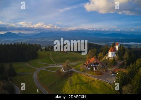 Stoetten am Auerberg, Bavière, Allemagne, novembre 12 2020. Photo aérienne montagne Auerberg (1055m) avec l'église St.Georg et le paysage environnant, avec les Alpes © Peter Schatz / Alamy Live News Banque D'Images