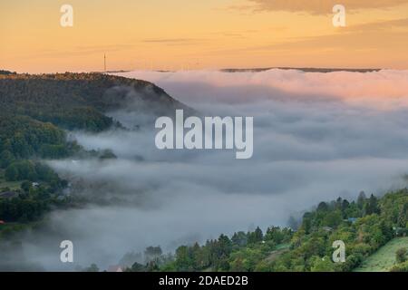 Brume matinale au-dessus de Jena en Thuringe, Allemagne. Banque D'Images