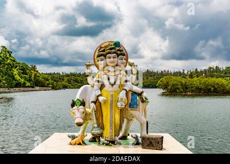 Dattatreya Staué, incarnation de la triade, Brahma, Vishnu, Shiva, figure hindoue de dieu, lieu de pèlerinage et temple hindou Seigneur Shiva, Lac Saint Grand bassin, Ganga Talao, Maurice, Afrique, Océan Indien Banque D'Images