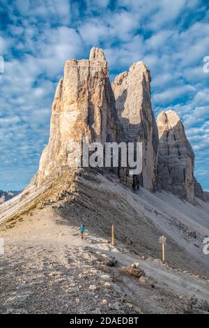 Randonneur solitaire à la fourche de lavaredo, derrière lui le Tre cime di Lavaredo, montagnes des Dolomites, Auronzo di Cadore, province de Belluno, Vénétie, Italie, Europe Banque D'Images